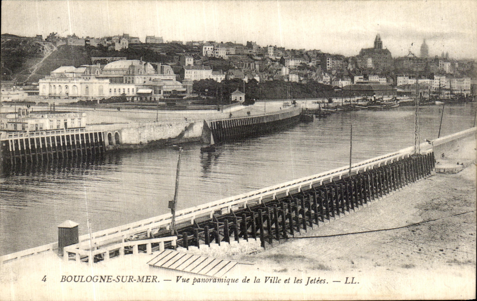 Boulogne-sur-Mer — Vue panoramique de la Ville et les Jetées — LL.