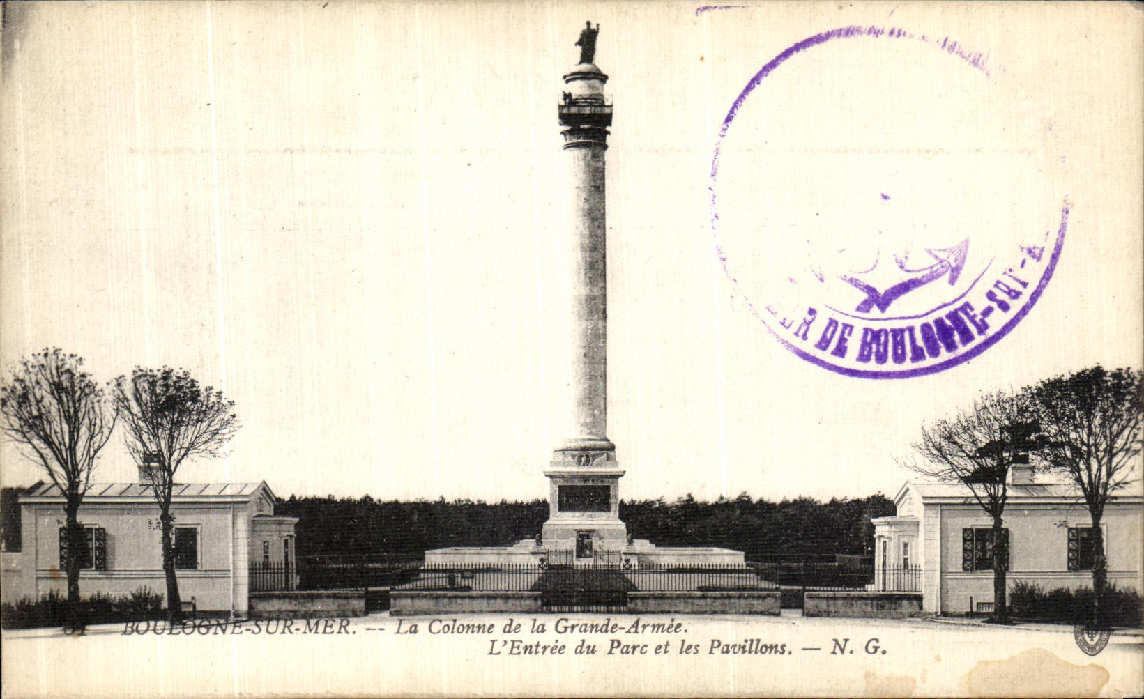 Boulogne-sur-Mer — De Kolom van de Grote Armée en de Ingang naar het Park met de Paviljoenen — N.G.