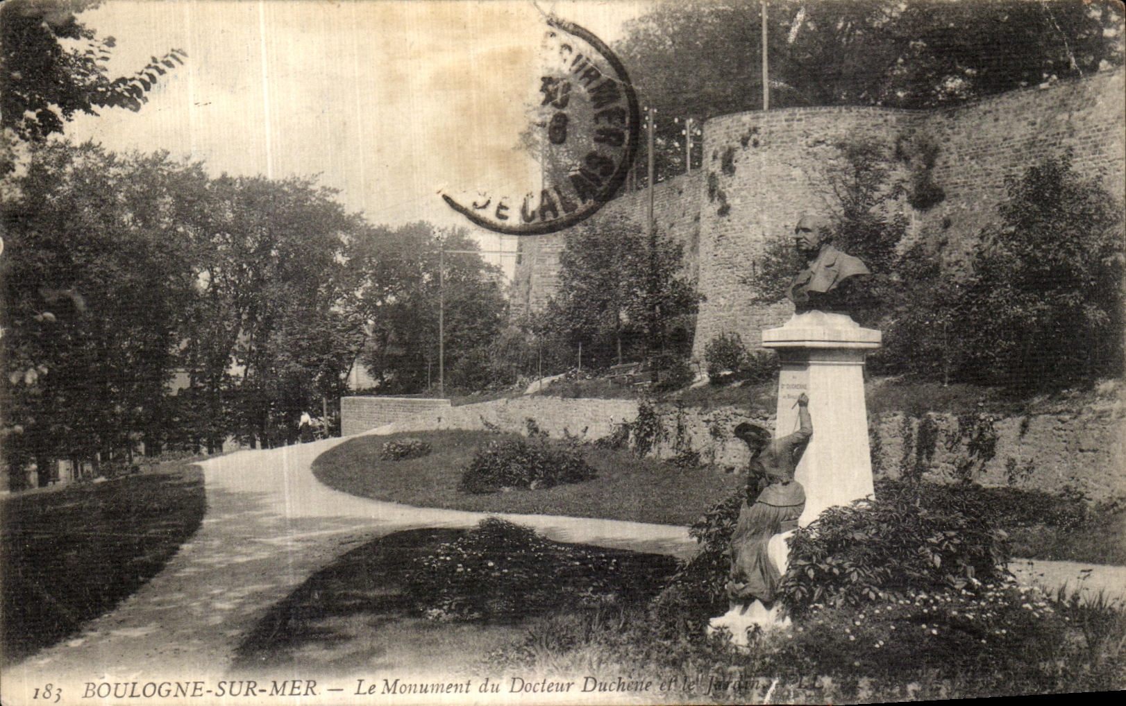 CPA Boulogne sur Mer Le Monument du Docteur Duchene et le jardin 
