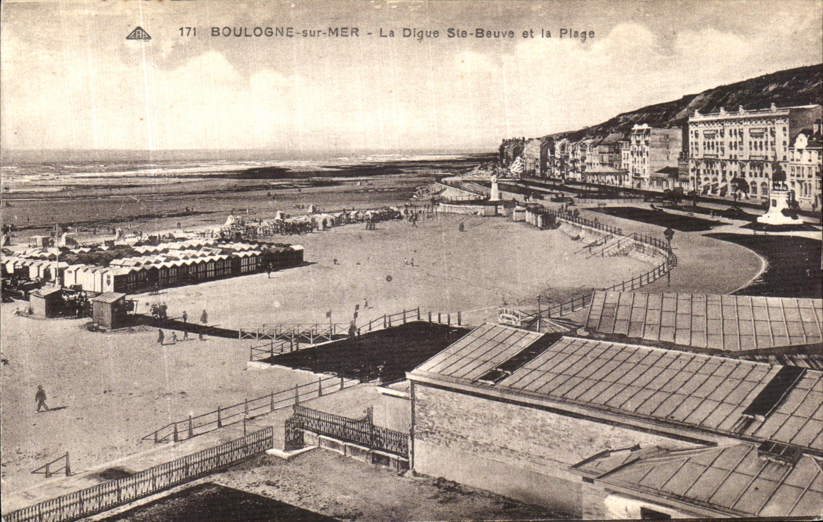 BOULOGNE-sur-MER - La Digue Ste-Beuve et la Plage — CPA n°171, éditeur CPAPHIL