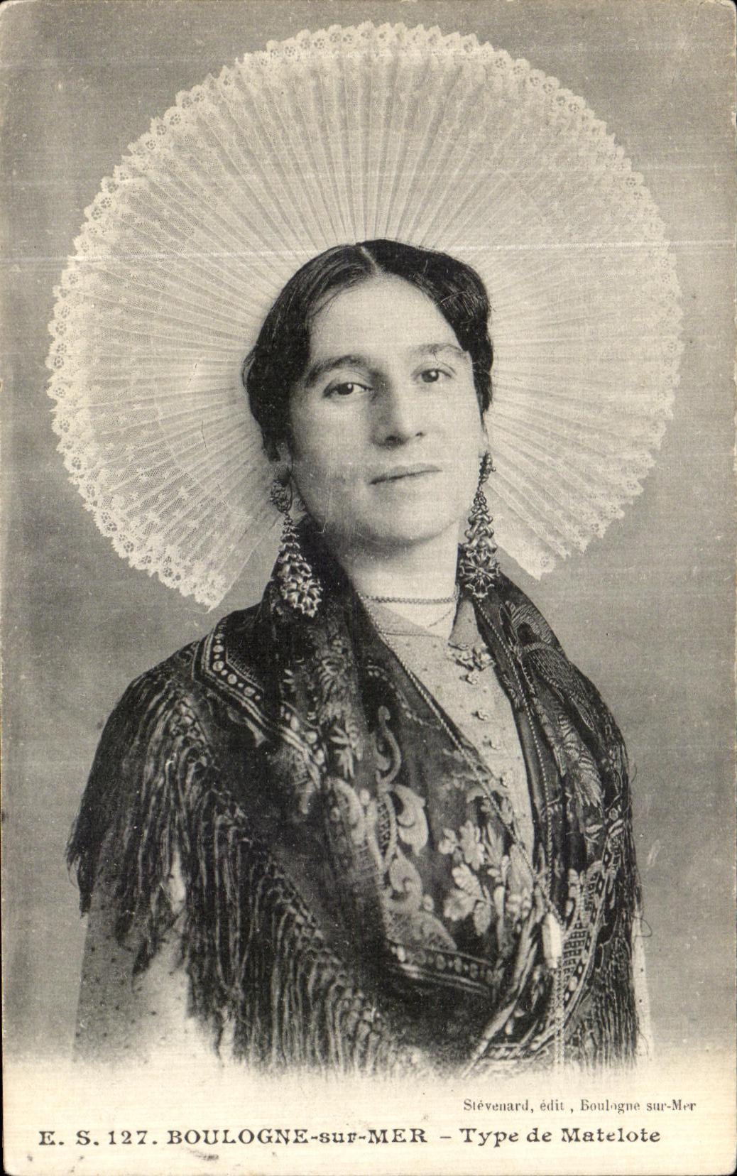 Donna con scialle ricamato e foulard a frange — Boulogne-sur-Mer — Tipo Matelote, edit. Stévenard