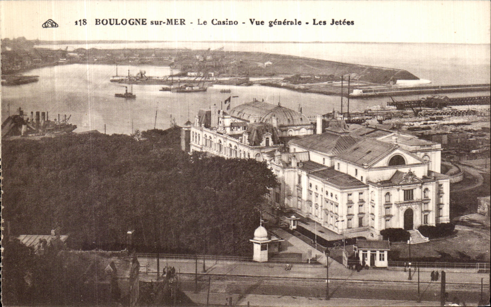 BOULOGNE sur-MER - Le Casino - Vue générale - Les Jetées