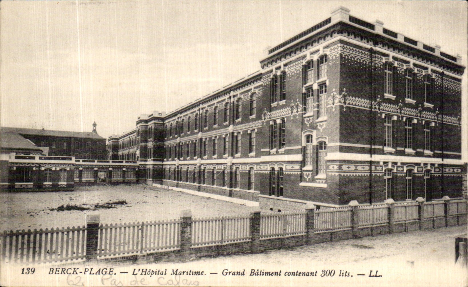 CPA Berck Plage L Hopital Maritime Grand Batiment contenant 300 lits