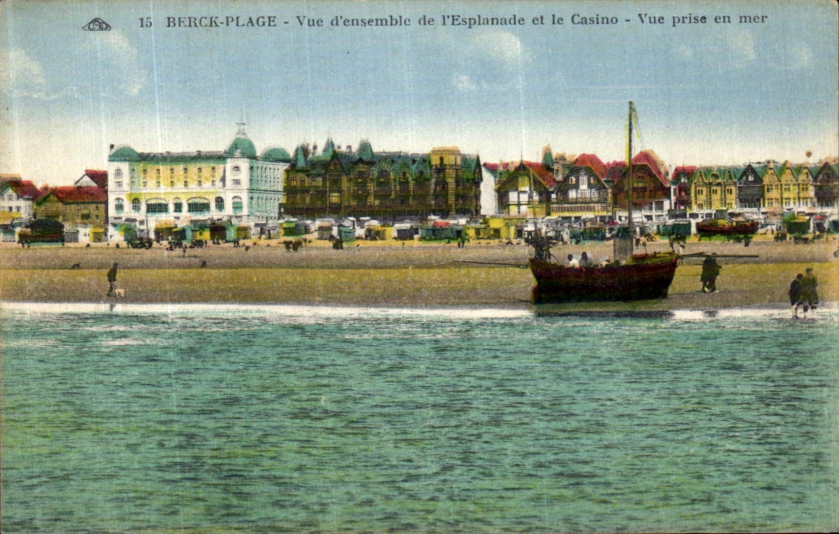 CPA Berck Plage Vue d ensemble de l Esplanade et le Casino Vue prise en mer Bateau