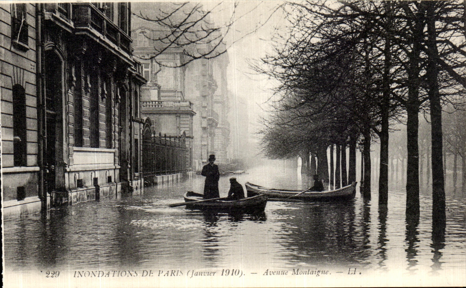 CPA Paris Inondations Avenue Montaigne 