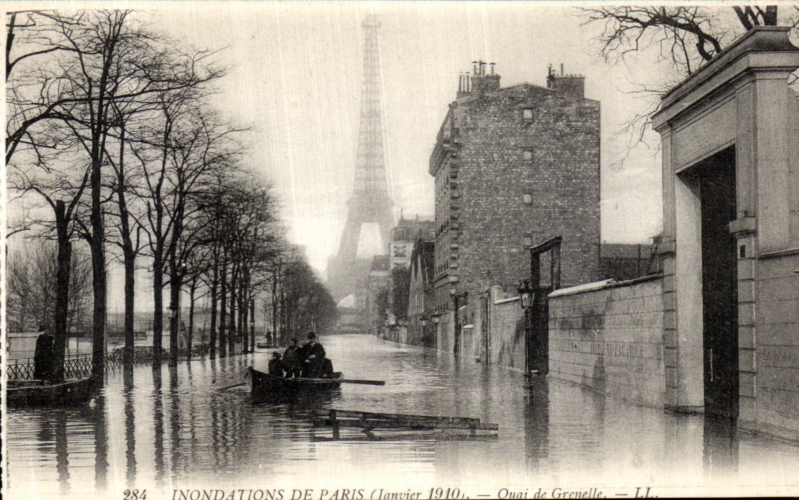 CPA Paris Inondations Quai de Grenelle Tour Eiffel