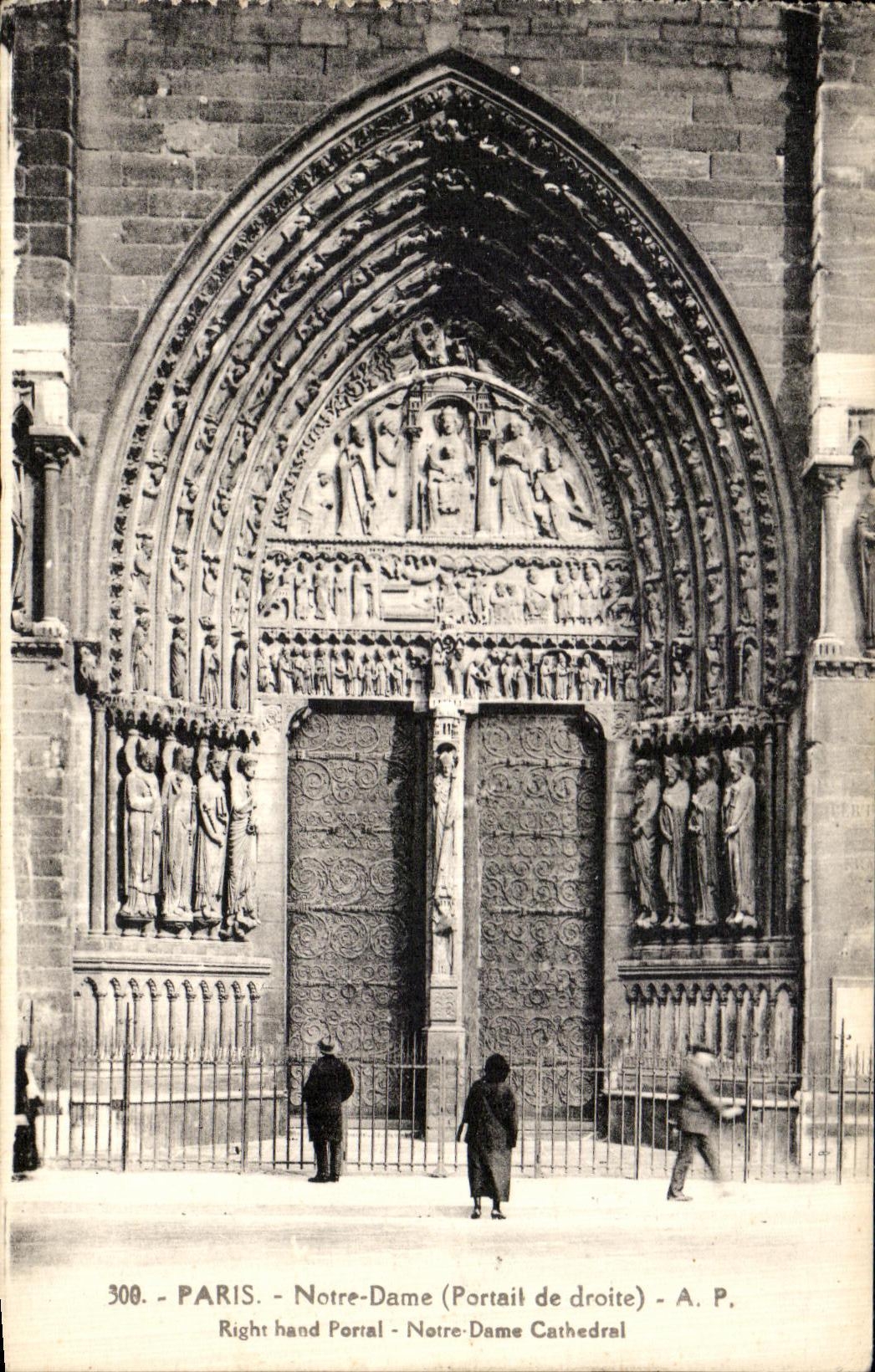 CPA Paris Notre Dame Portail de droite