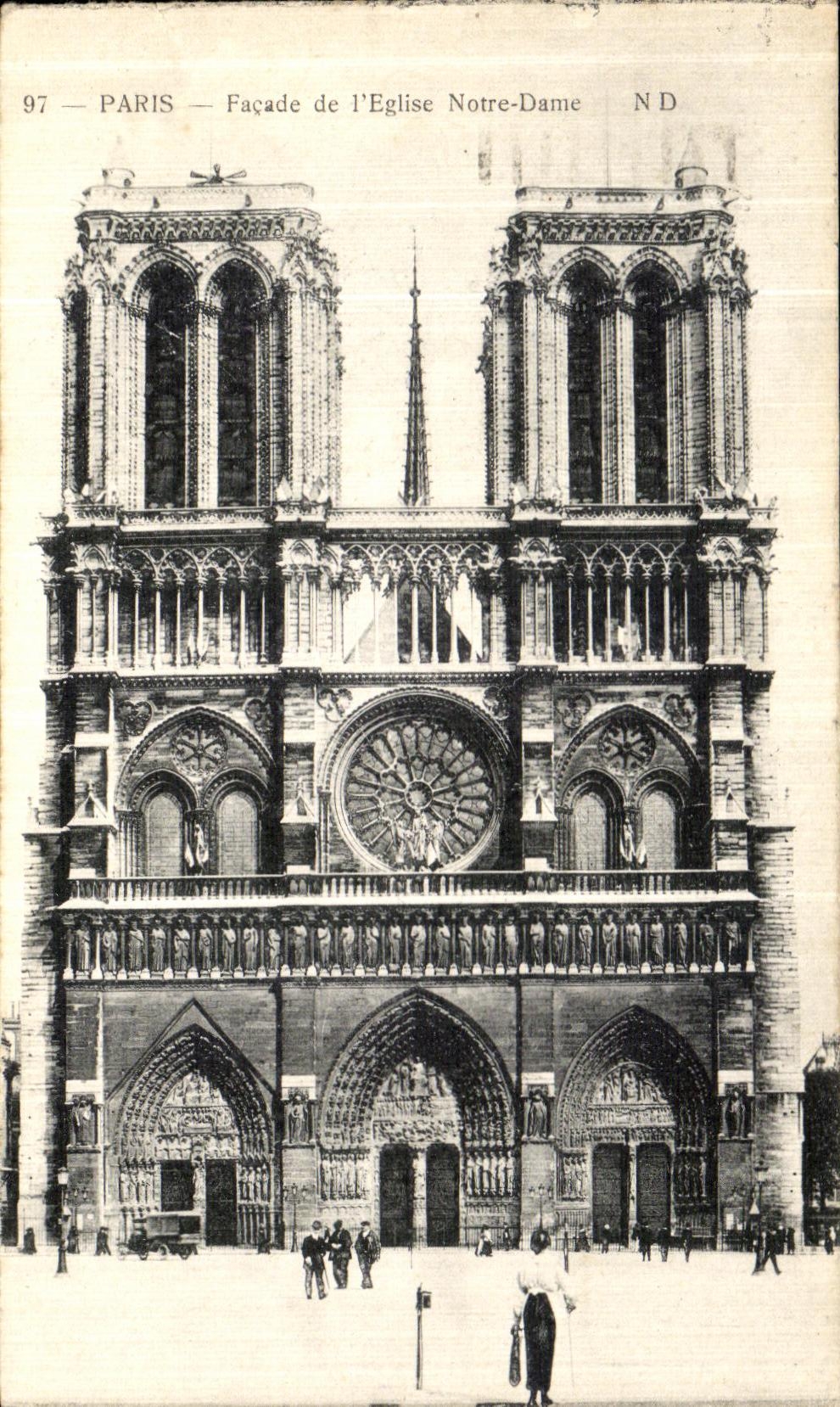 CPA Paris Facade de l Eglise Notre Dame
