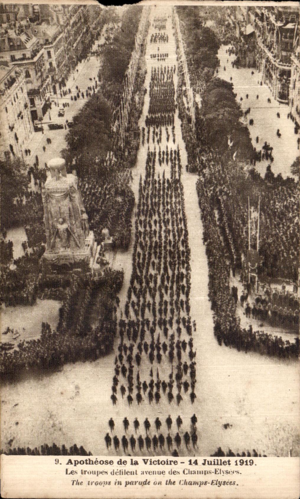 CPA Paris Apotheose de la Victoire 14 juillet 1919 Les troupes defilent avenue des Champs Elysees Militaria 