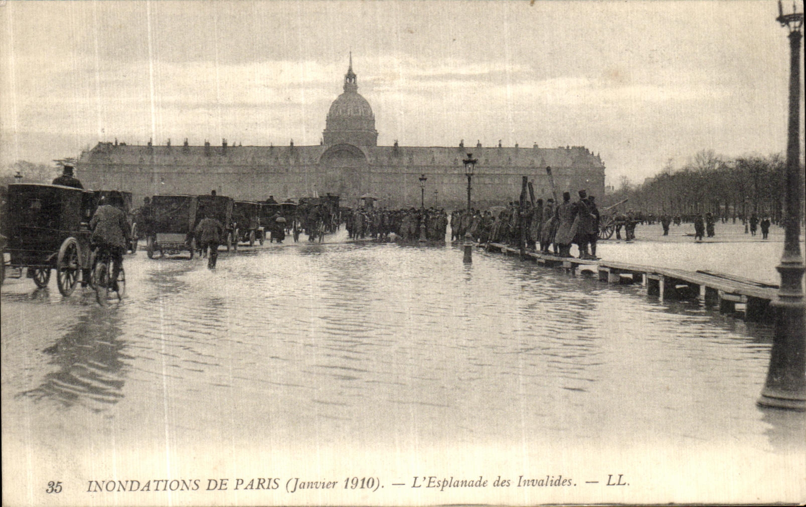 Inondations de Paris (Janvier 1910) — L'Esplanade des Invalides — LL. — N° 35