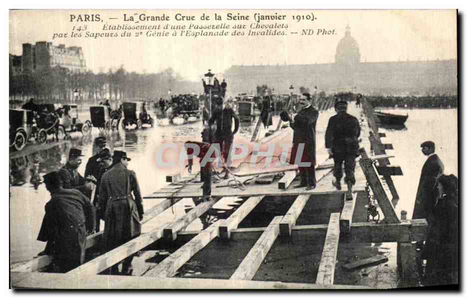CPA Paris La Grande Crue de la Seine Etablissement d une passerelle aux Chevalets par les apeurs 