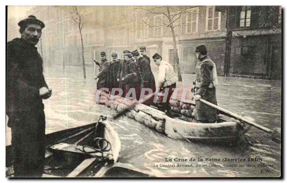 La Crue de la Seine (Janvier 1910) — Le Général Armand, du 1er Génie, visitant les lieux sinistrés — J. Hauser, phot.-édit., Paris