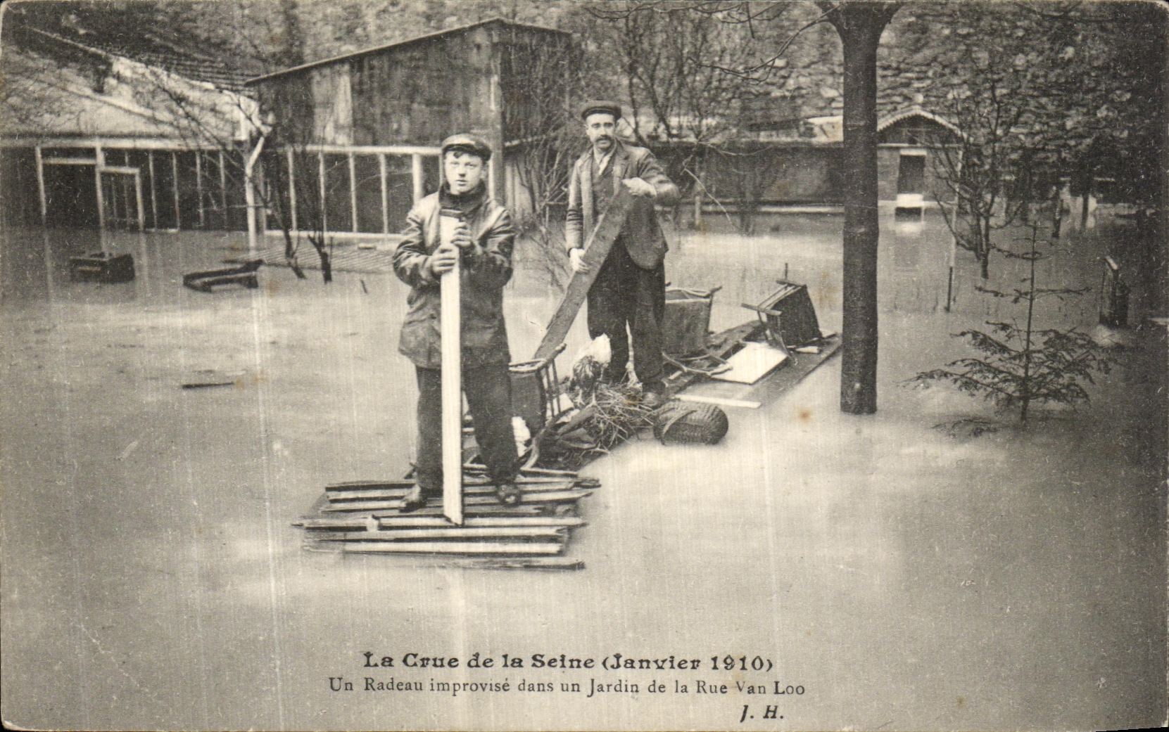 Die Überschwemmung der Seine (Januar 1910) — Ein Improvisiertes Floß in einem Garten der Rue Van Loo — J.H.
