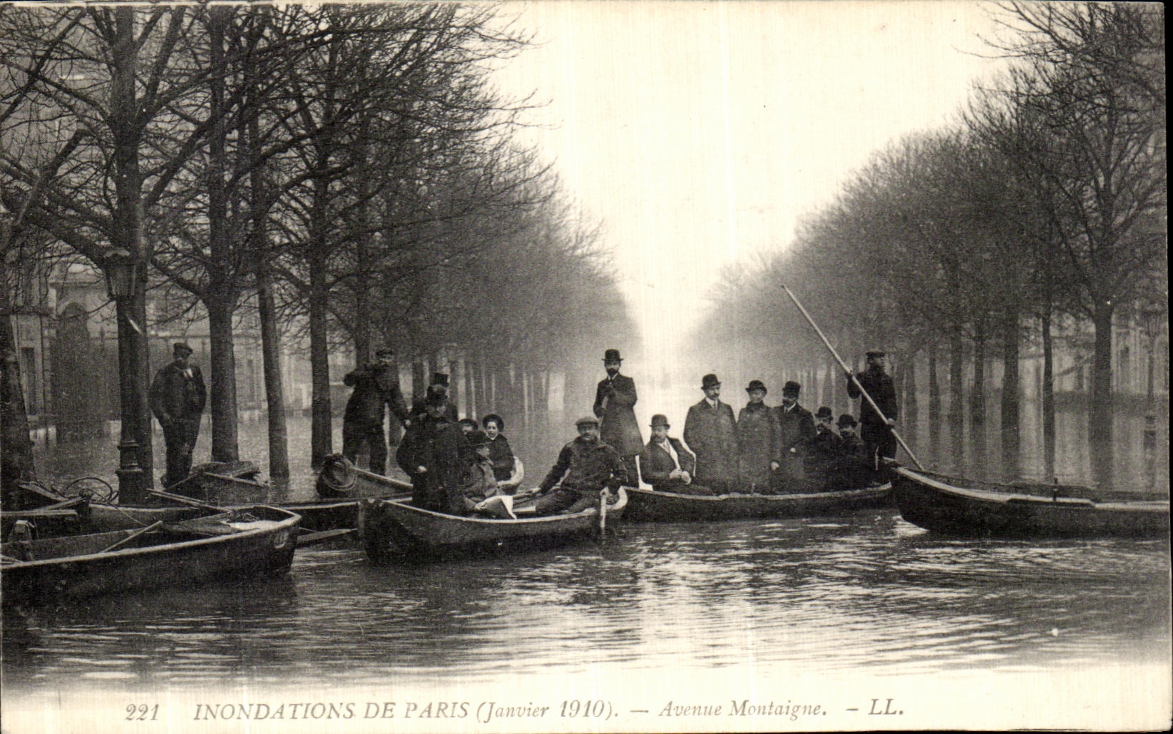 Inondations de Paris (Janvier 1910) — Avenue Montaigne — LL. n° 221