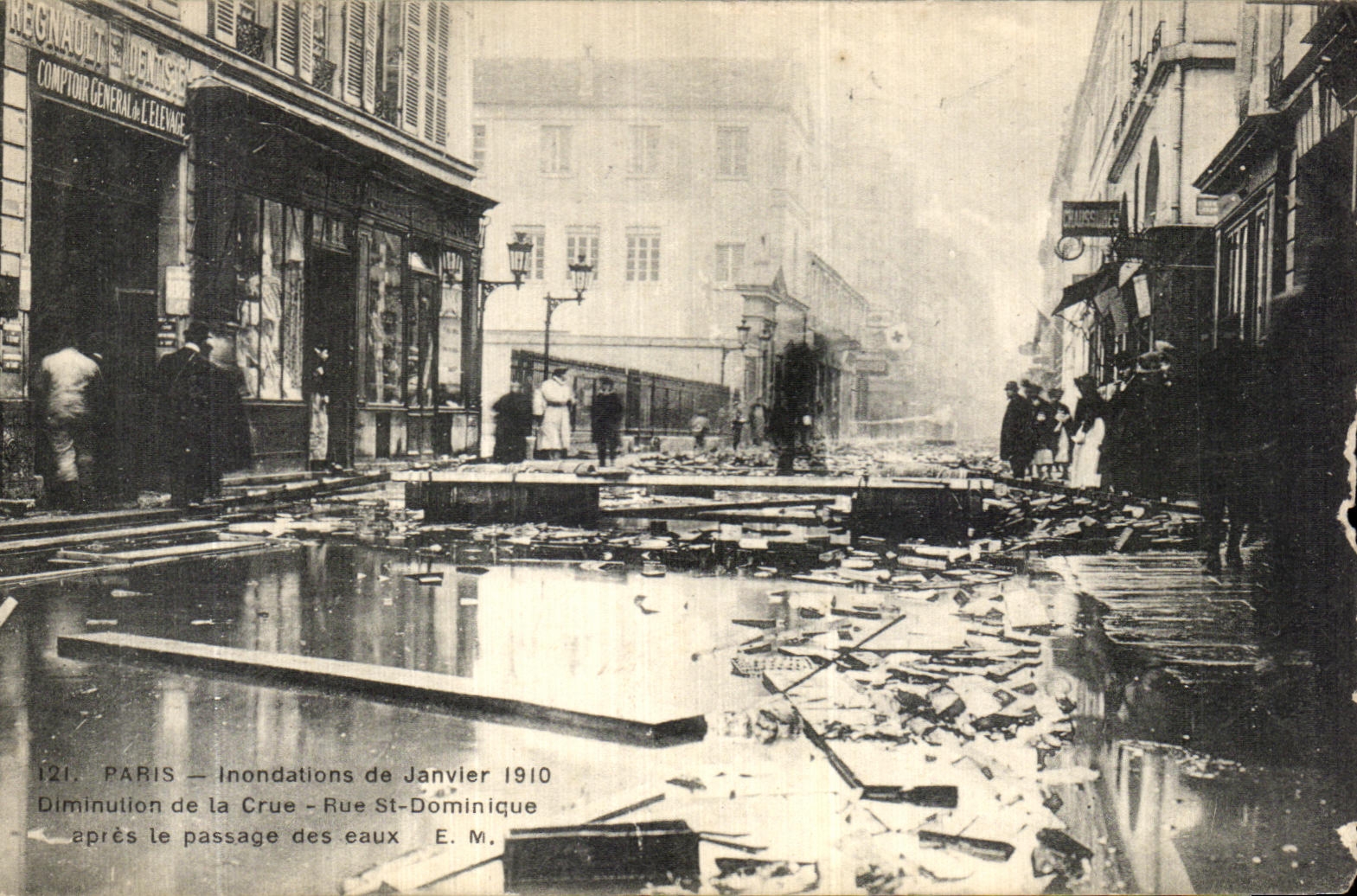 CPA Paris Inondations De Janvier Diminution de la Crue Rue St Dominique apres le passage des eaux