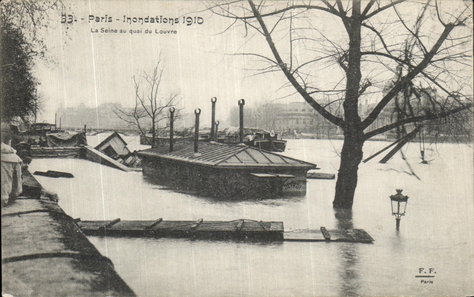 CPA Paris Inondations La Seine au quai du Louvre