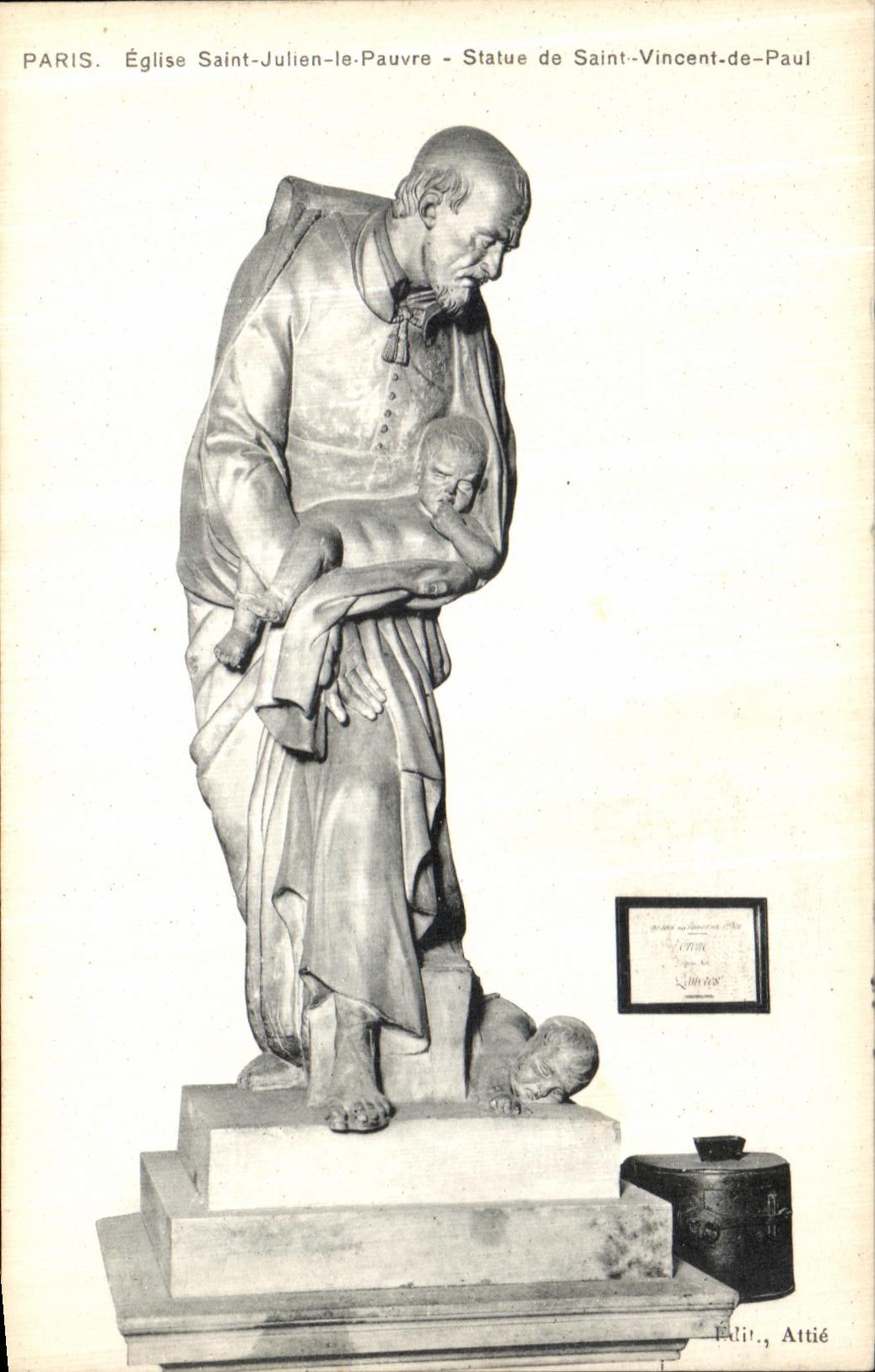 CPA Paris L Eglise Saint Julien Pauvre Statue de Vincent de Paul