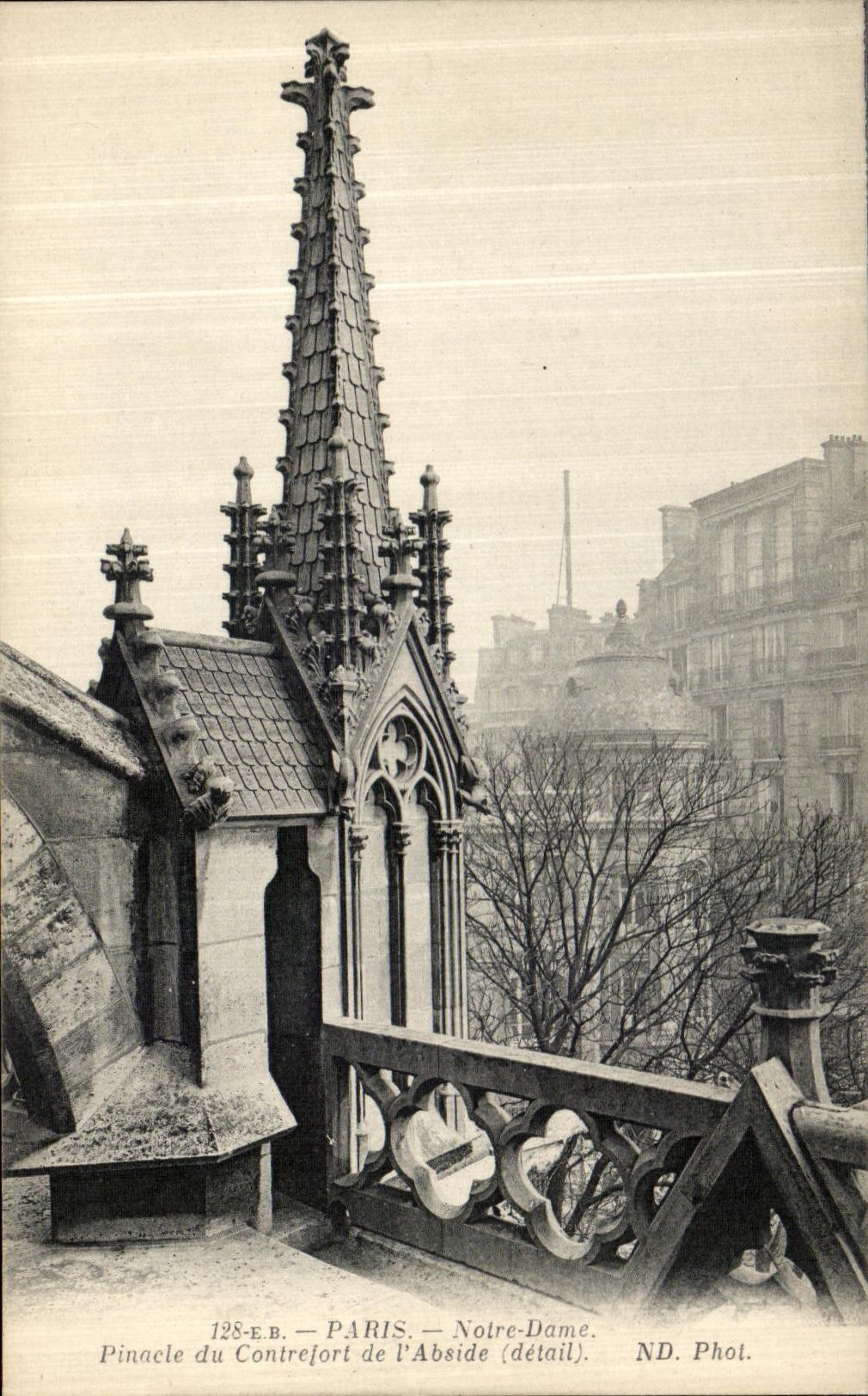 CPA Paris Notre Dame Pinacle du Contrefort de l Abside