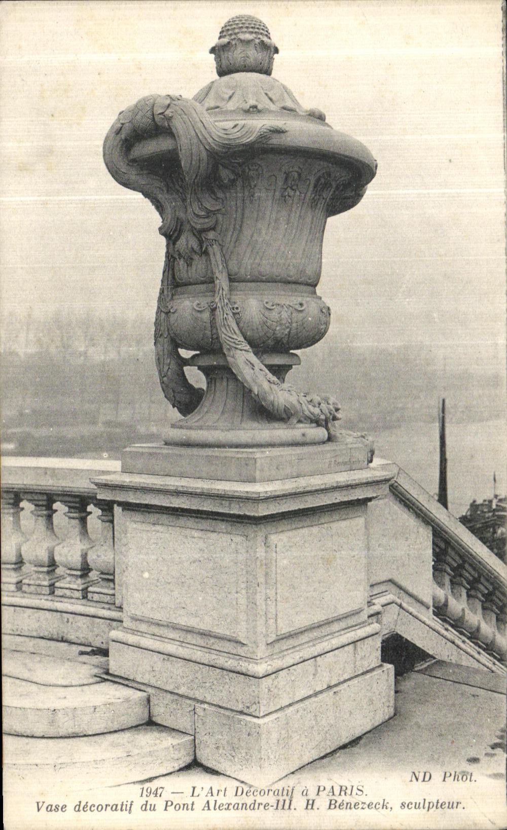 CPA L Art Decoratif a Paris Vase decoratif du Pont Alexandre lll H Benezeck sculpteur