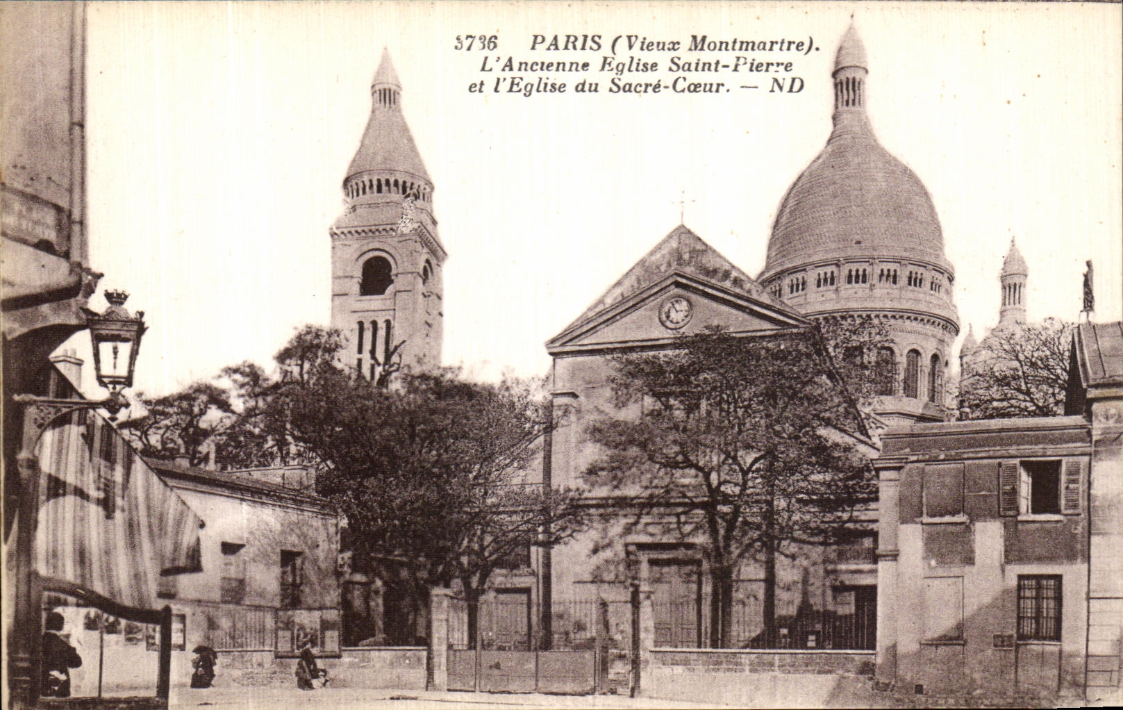 CPA Paris L Ancienne Eglise Saint Pierreet l eglise du Sacre Coeur Montmartre 