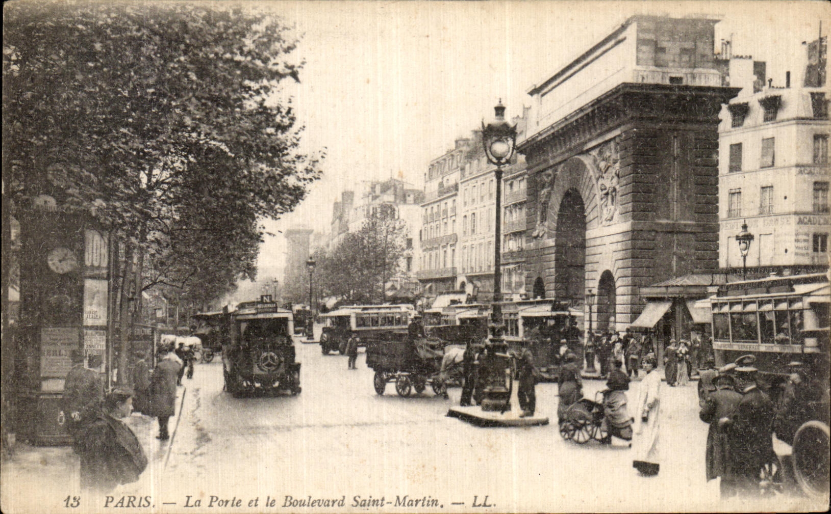 CPA Paris La Porte et le Boulevard Saint Martin