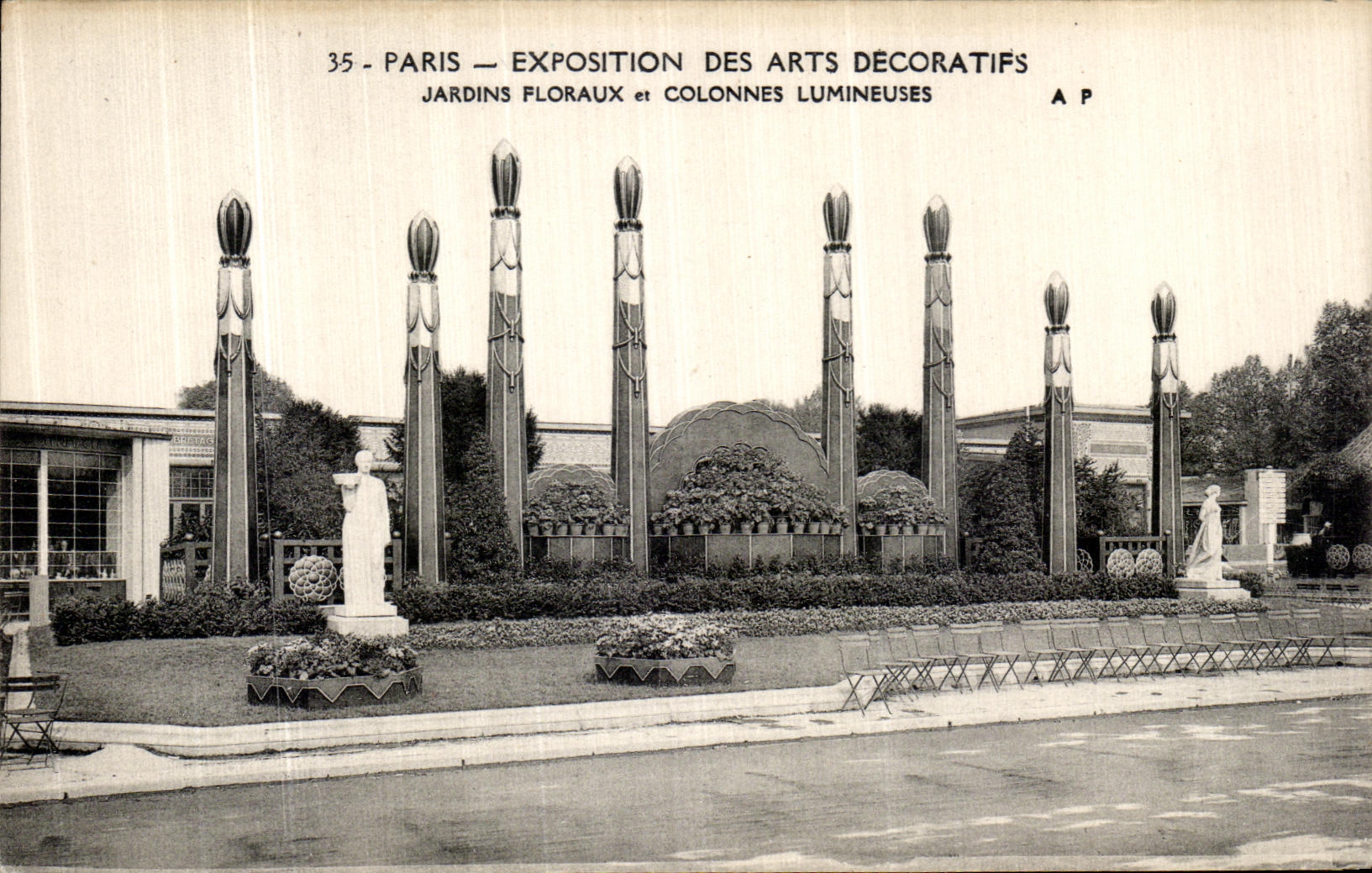 Paris — Exposition des Arts Décoratifs — Jardins floraux et colonnes lumineuses — A.P.