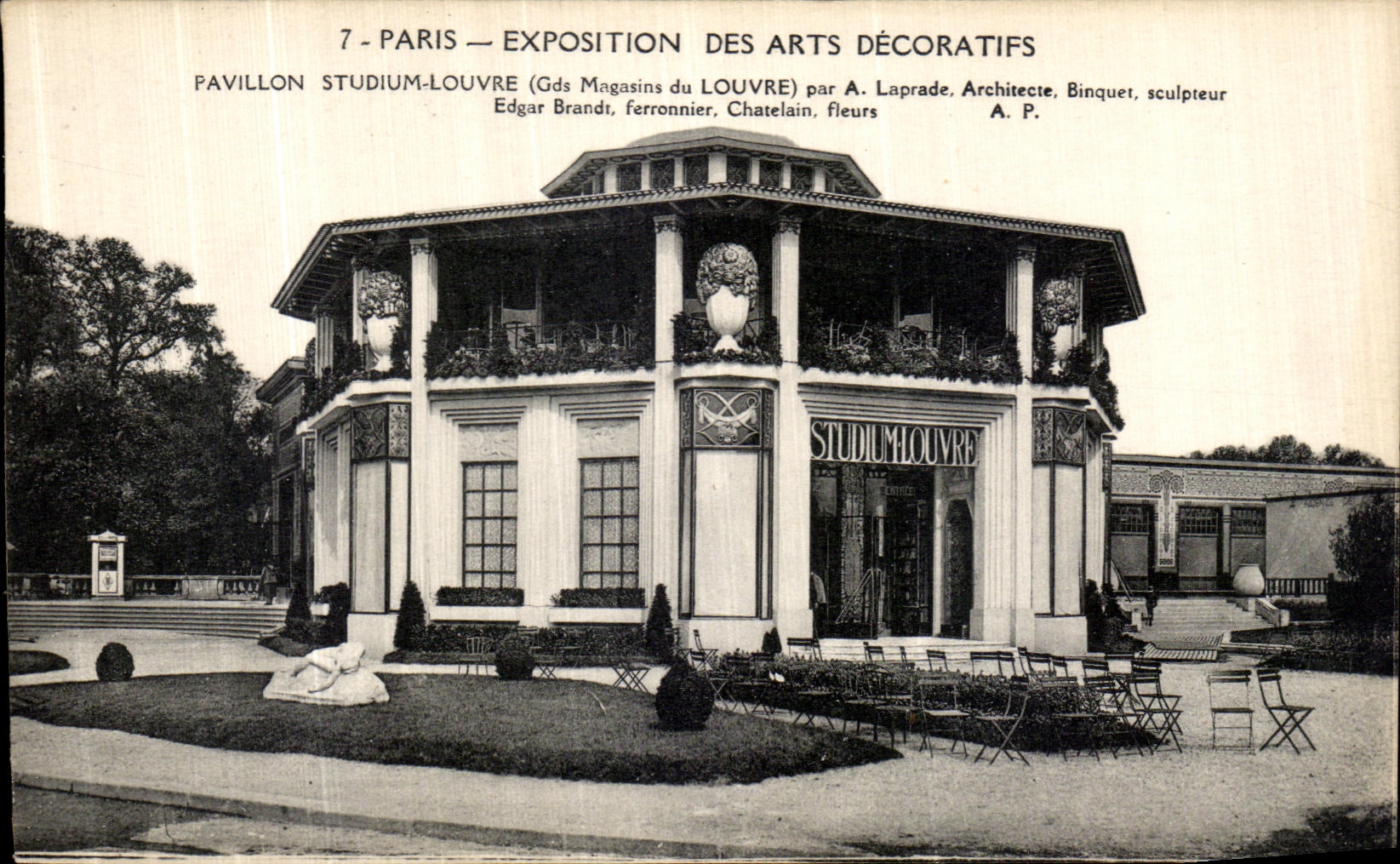 Paris — Exposition des Arts Décoratifs — Pavillon Studium-Louvre par A. Laprade, architecte, et Binquet, sculpteur