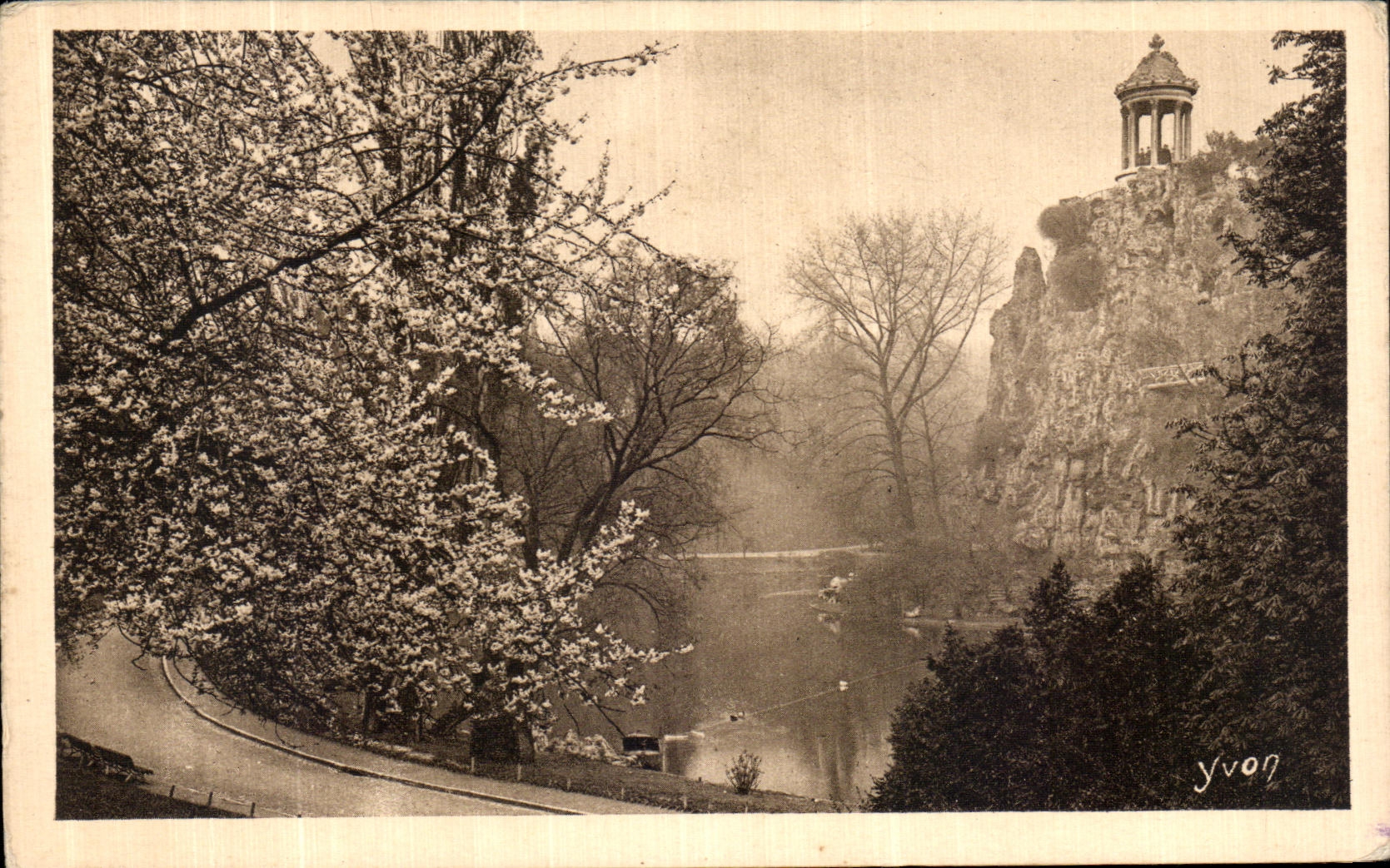 CPA Paris Pittoresque Le Parc des Buttes Chaumont 