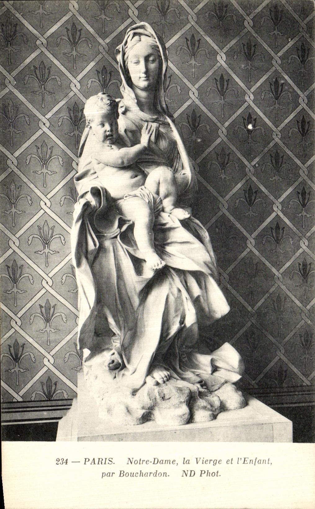 CPA Paris Notre Dame La Vierge et l Enfant Par Bouchardon 