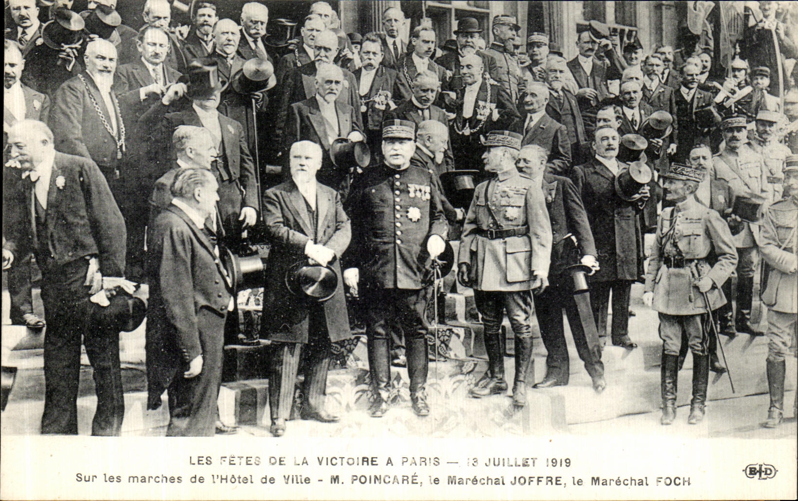 Le Feste della Vittoria a Parigi — 18 luglio 1919 — M. Poincaré, il Maresciallo Joffre, il Maresciallo Foch