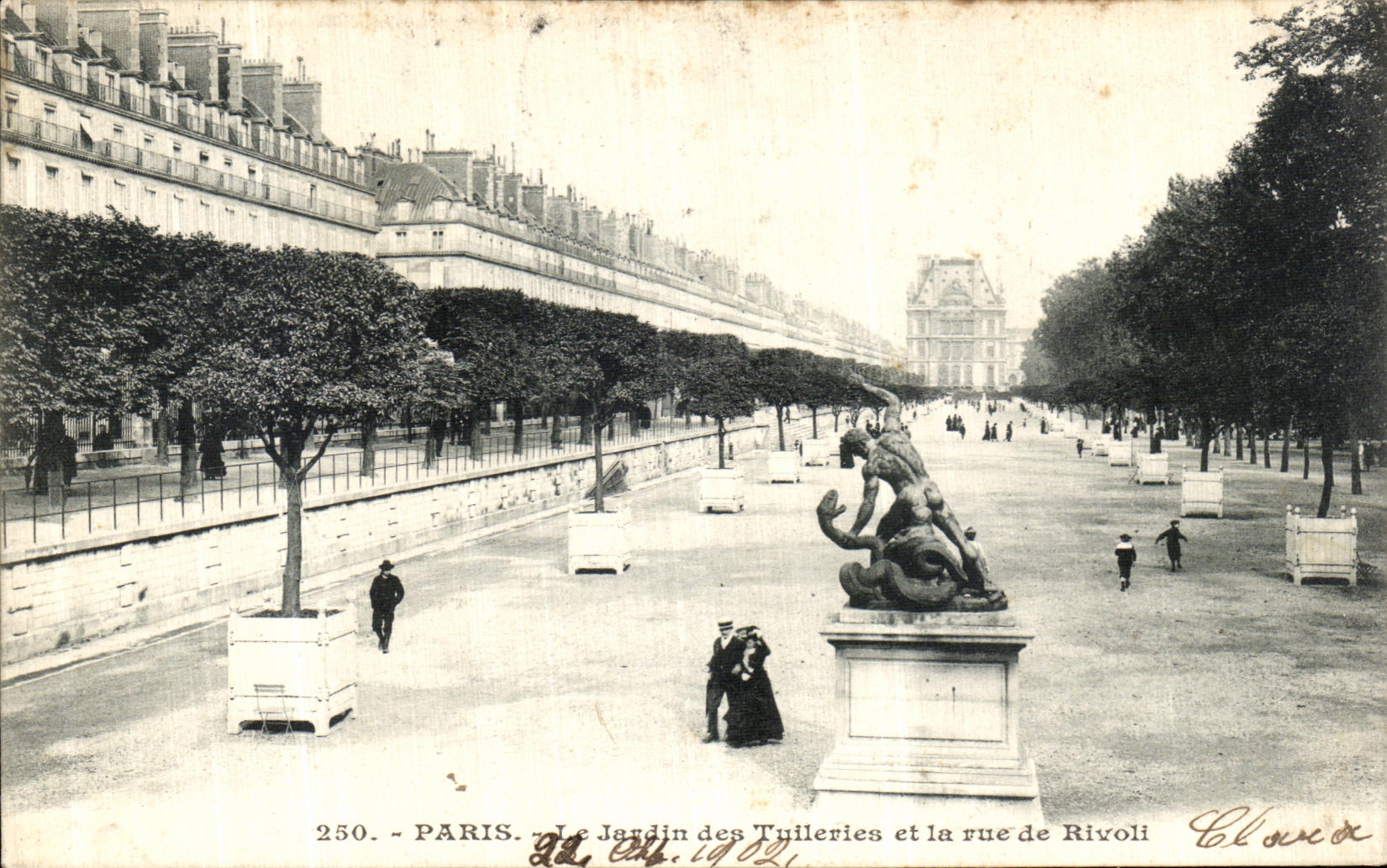 CPA Paris Le Jardin des Tuileries et la Vue de Rivoli Louvre
