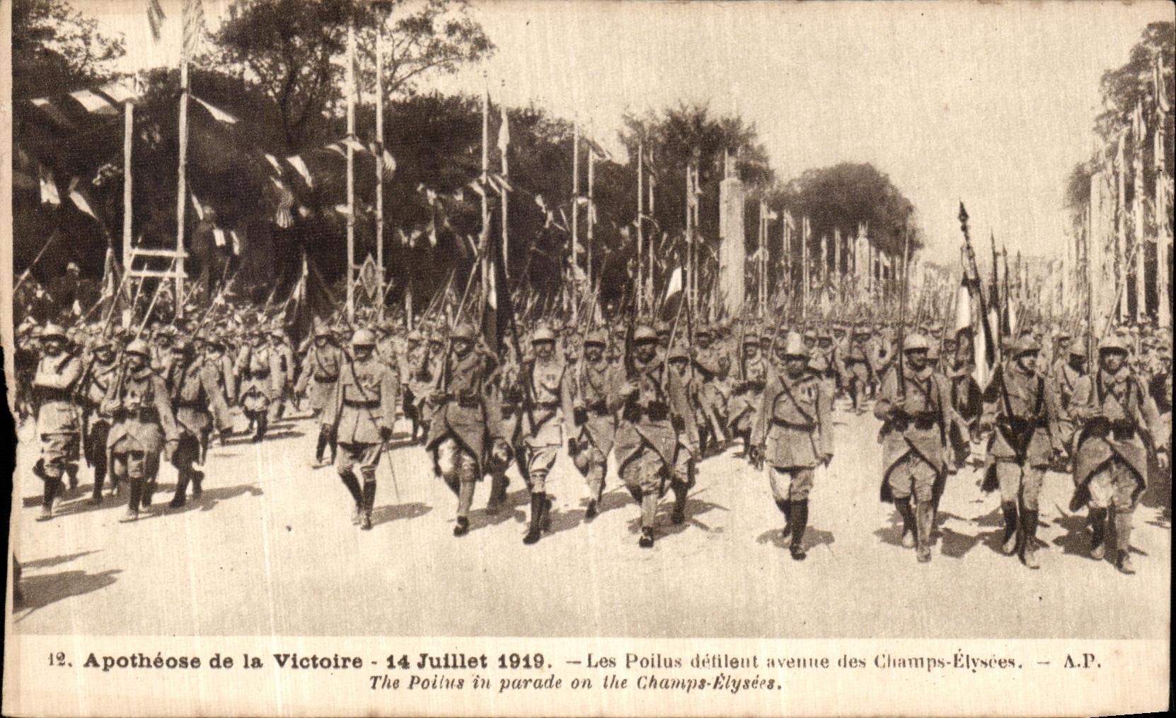 CPA Apotheose de la Victoire 14 juillet 1919 Les Poilus defilent avenue des Champs Elysees Militaria