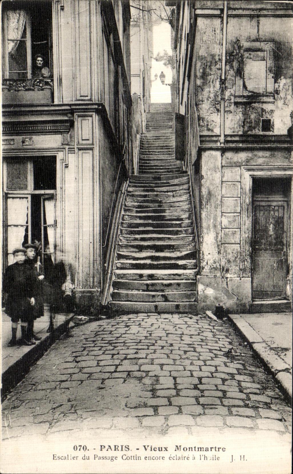 CPA Paris Vieux Montmartre Escalier du passage Cottin encore eclaire a l huile Enfants