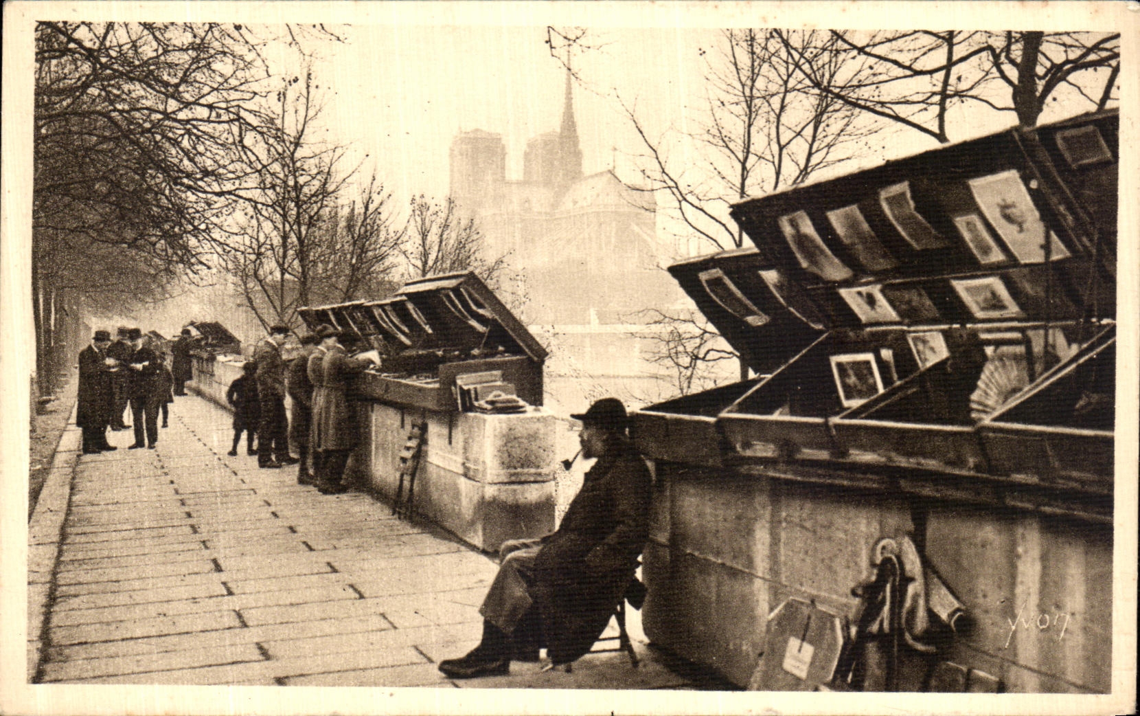 CPA Paris En Flanant Les Bouiquinites du Quai de la Tournelle Notre Dame