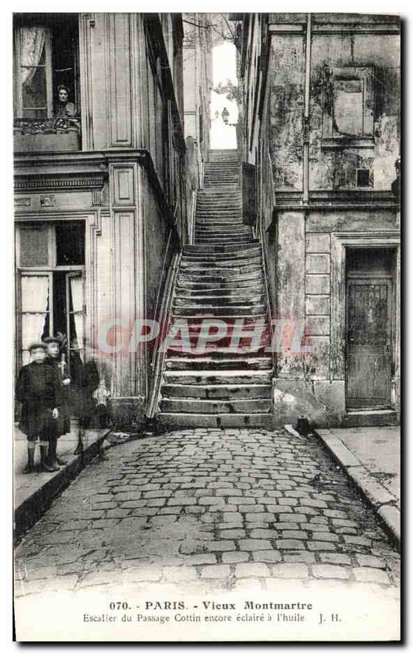 CPA Paris Vieux Montmartre Escalier et passage Cottin encore eclaire a l huile