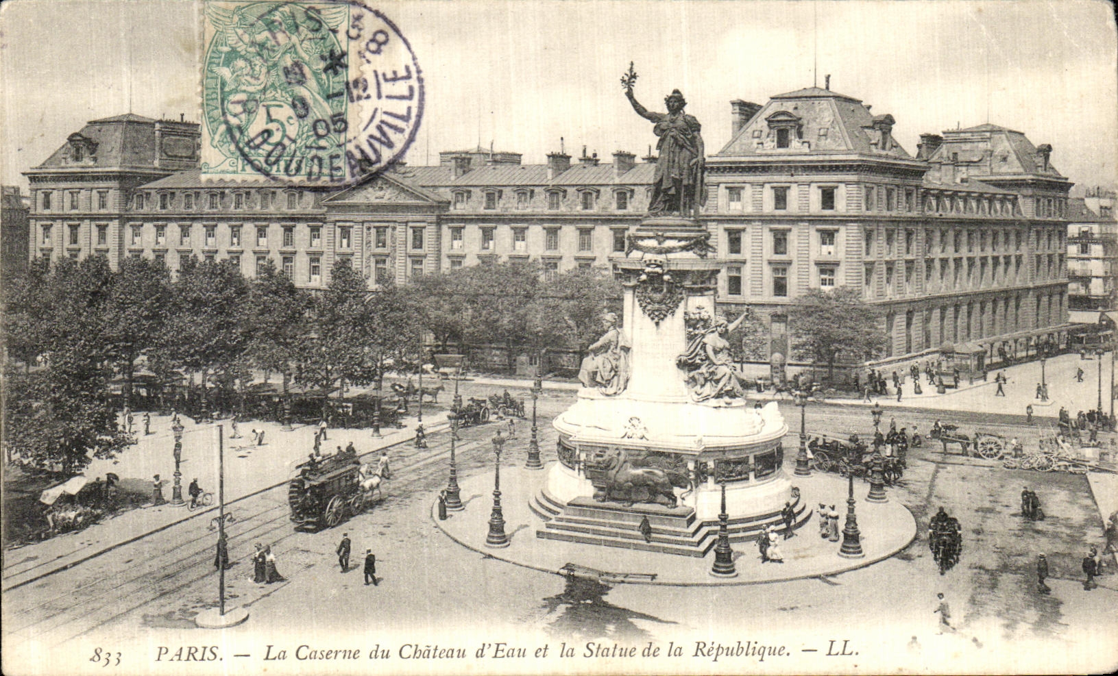 CPA Paris La Caserne du Chateau d Eau et La Statue de la Republique 