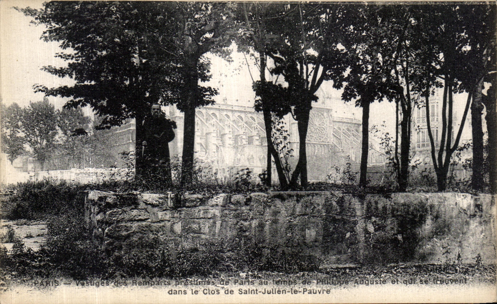CPA Paris Vestiges des remparts presumes de Paris Clos de Saint Julien le Pauvre Notre Dame