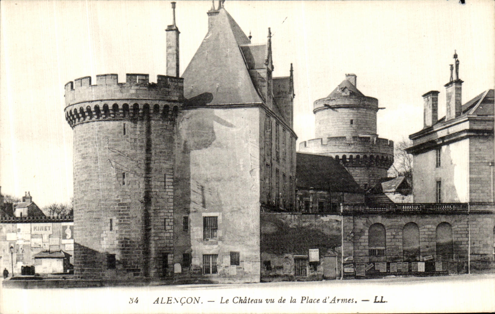 CPA Alencon Le Chateau vu de la Place d Armes