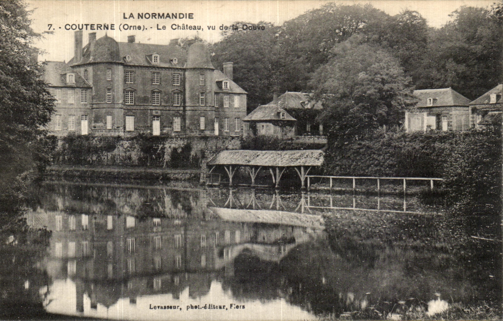 CPA La Normandie Couterne Le Chateau vu de la Douve