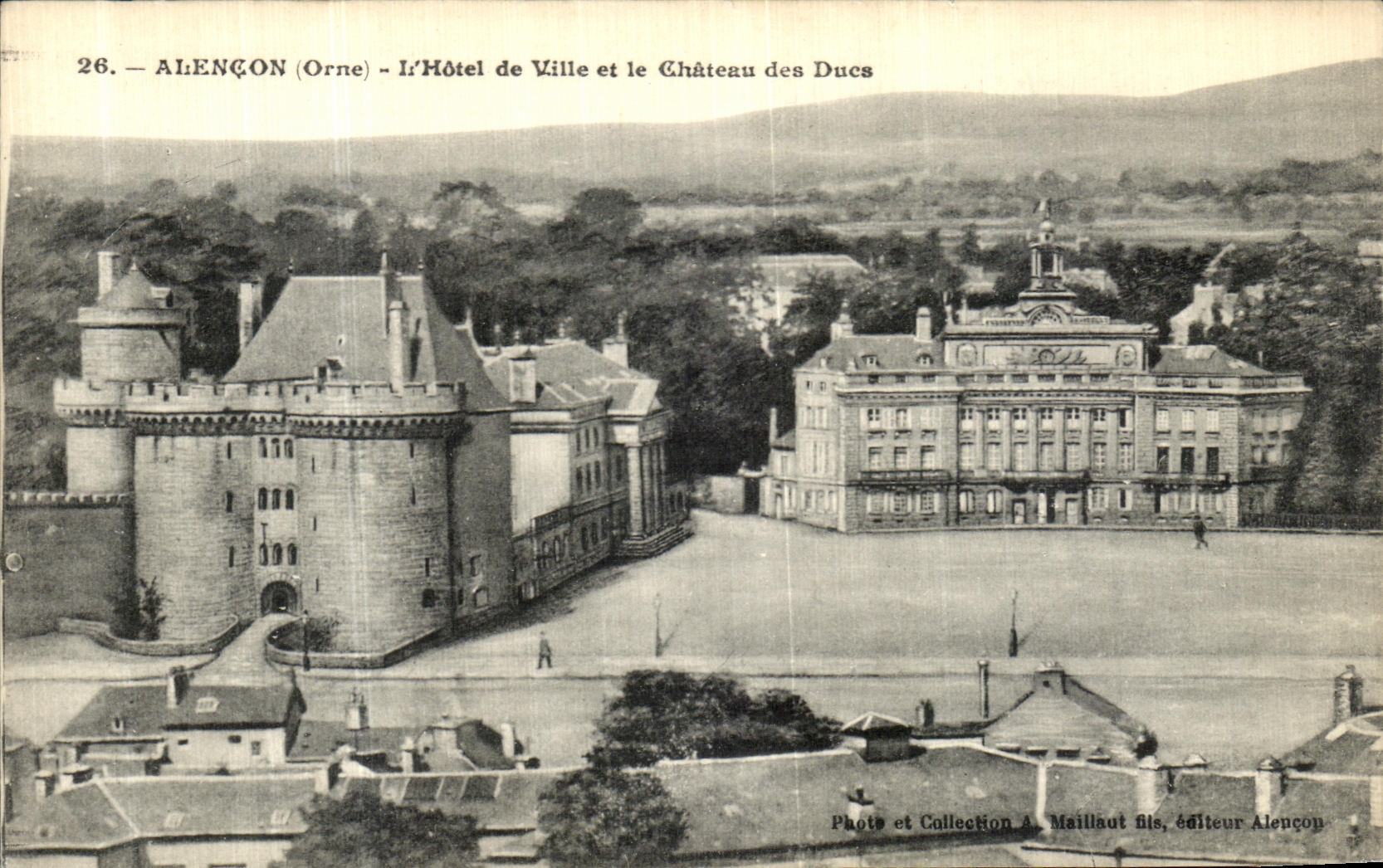 CPA Alencon L Hotel de Ville et le Chateau des Ducs