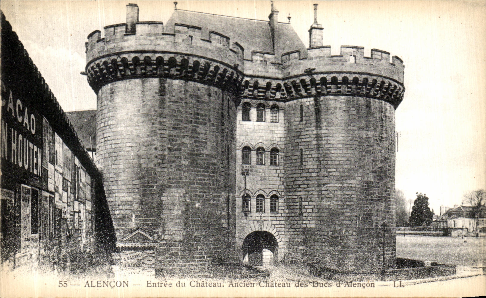 CPA Alencon Entree du Chateau Ancien chateau des ducs d Alencon