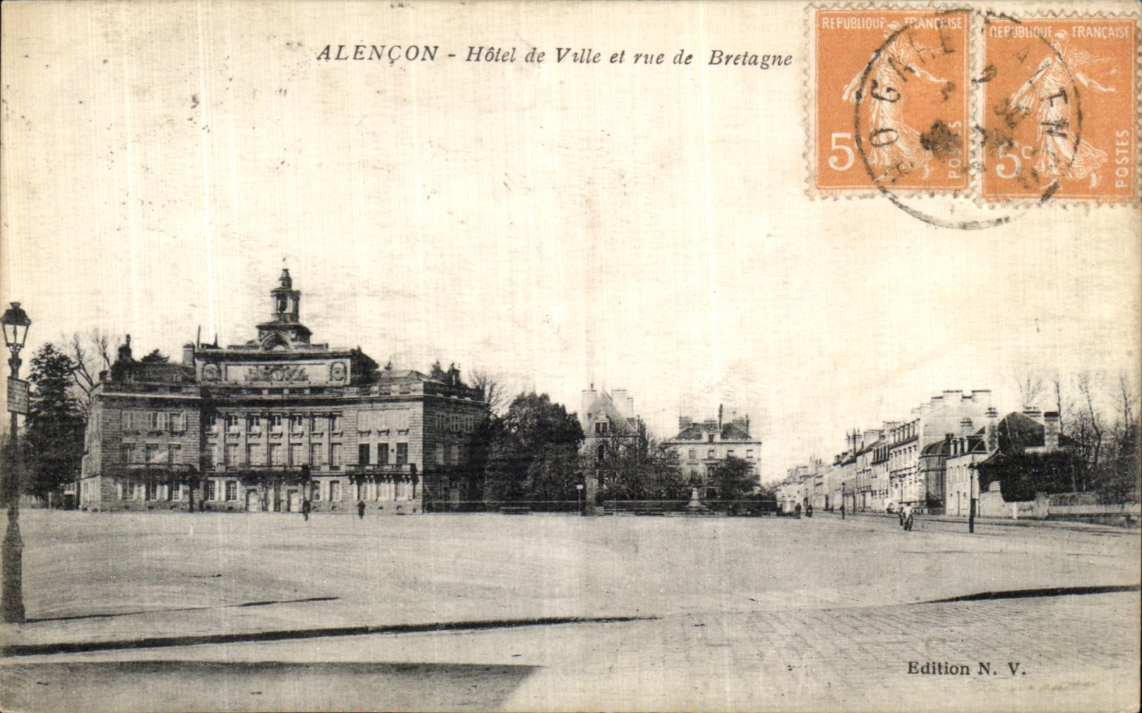CPA Alencon Hotel de Ville et rue de Bretagne
