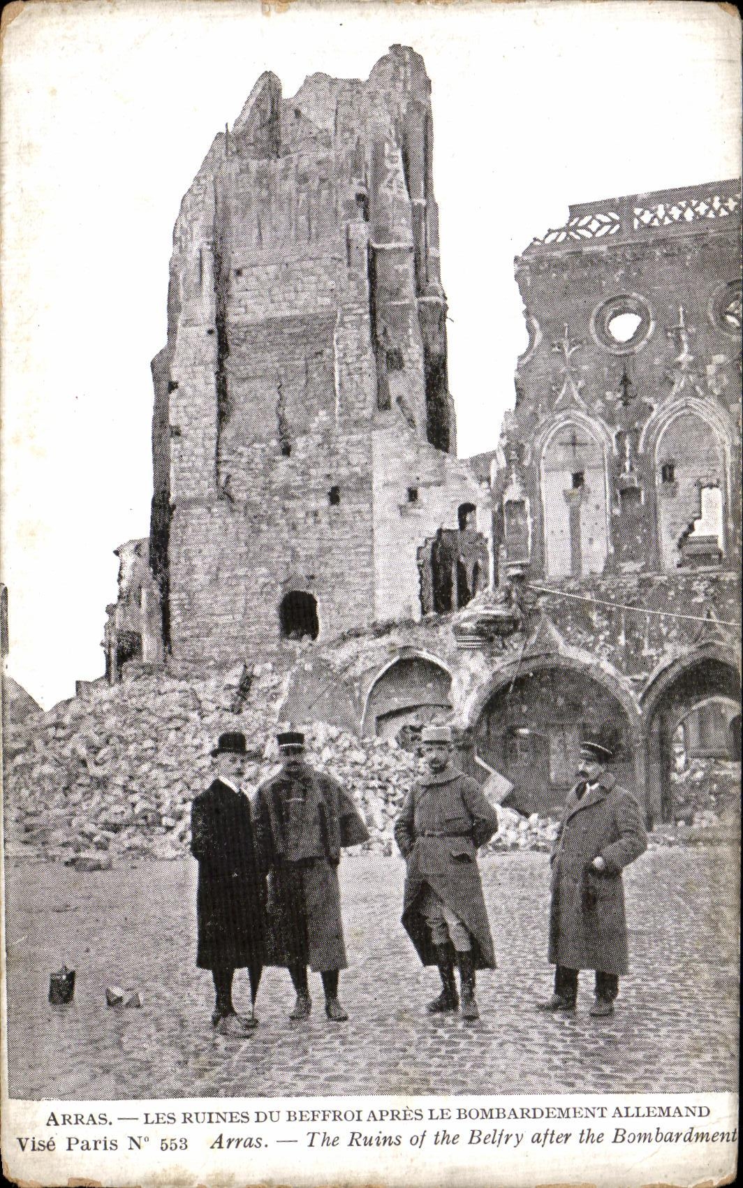Arras — Les ruines du beffroi après le bombardement allemand — Visé Paris N° 553