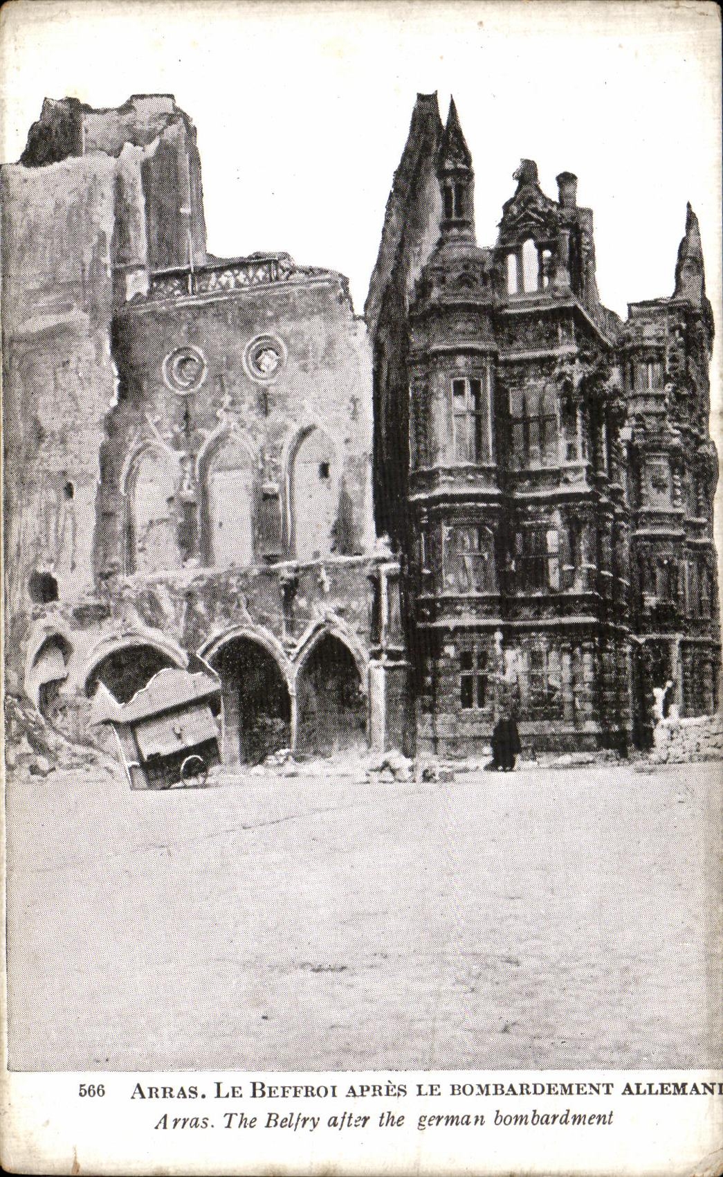 Arras. Der Glockenturm nach dem deutschen Bombenangriff — 566 — Verlag nicht sichtbar