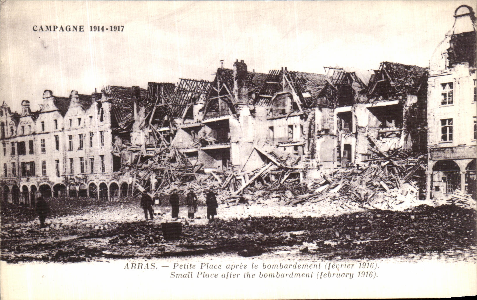 CPA Arras Petite place apres le bombardement Fevrier 1916 Militaria