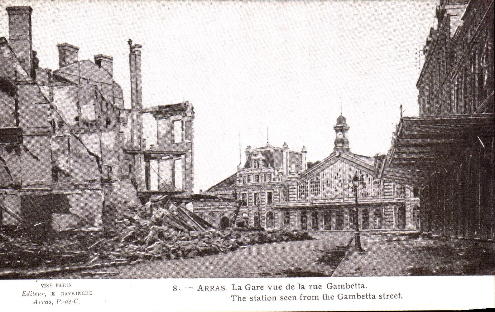 CPA Arras La Gare Vue de la rue Gambetta Militaria