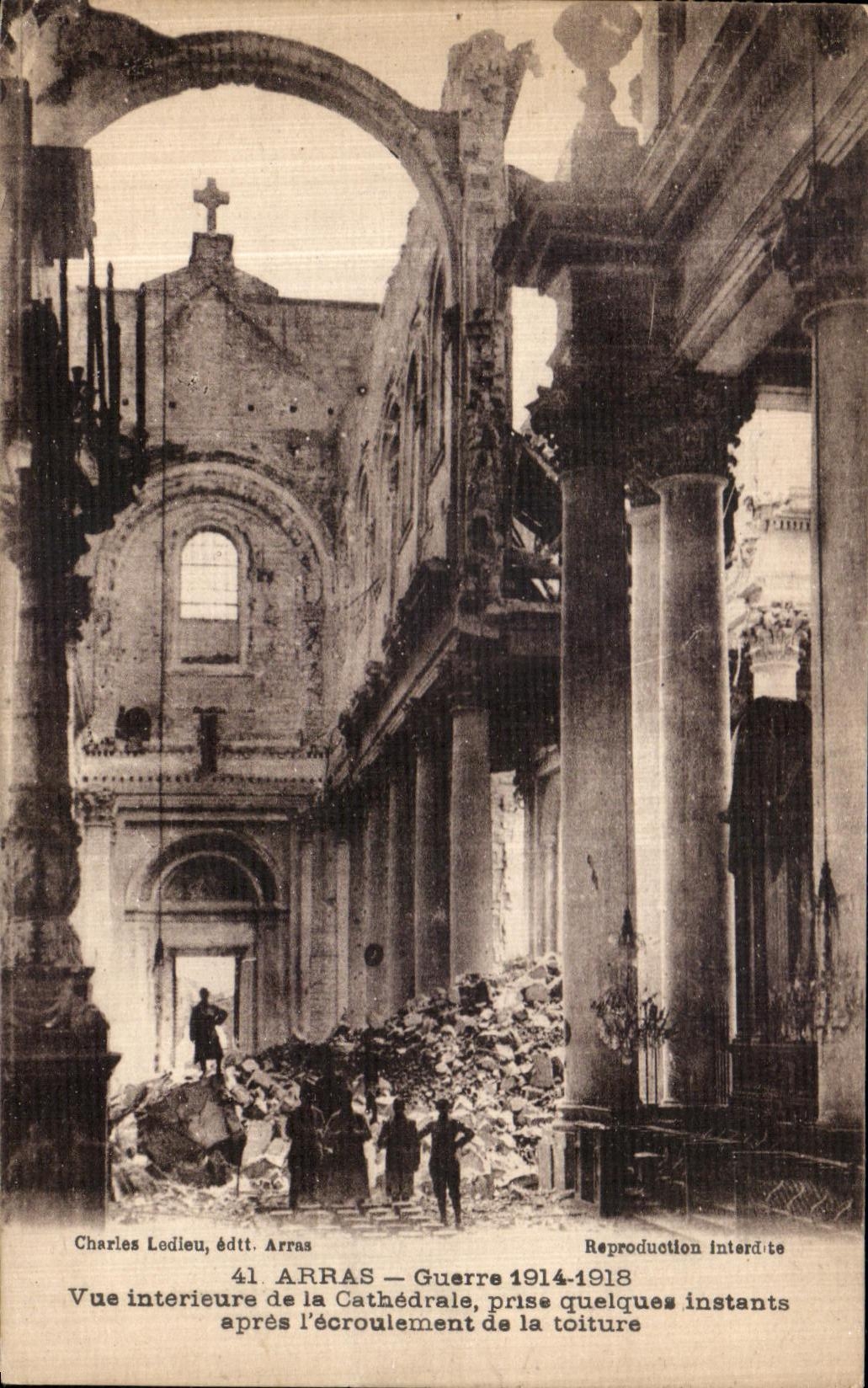 CPA Arras Guerre Vue interieure de la Cathedrale apres l ecroulement de la toiture Militaria 