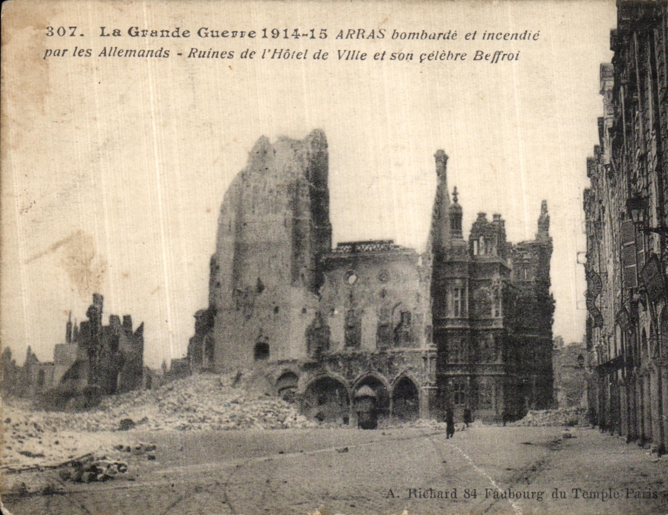 Arras bombardé et incendié - Ruines de l'Hôtel de Ville et son célèbre Beffroi — A. Richard, 84 Faubourg du Temple, Paris