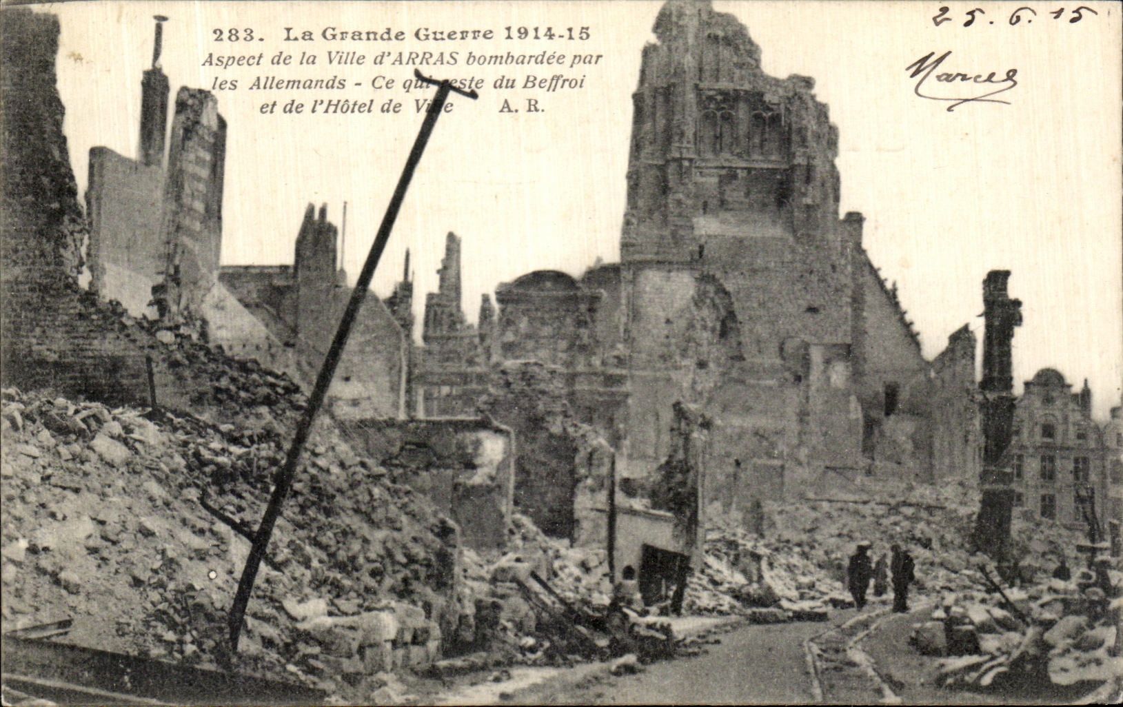CPA Arras Beffroi et hotel de ville Militaria