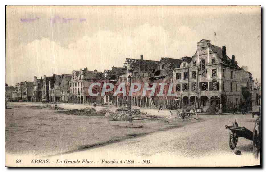 Arras - La Grande Place - Façades à l'Est - ND.